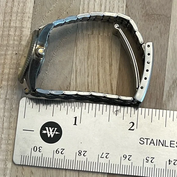 Q&Q Ladies Watch Two Tone Stainless Bracelet Gold Tone Dial Date Window - Picture 13 of 13